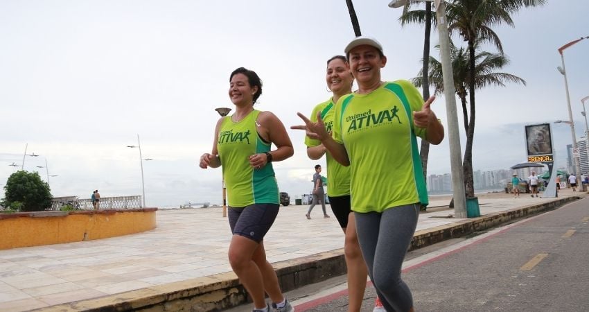 Mulher correndo na praia